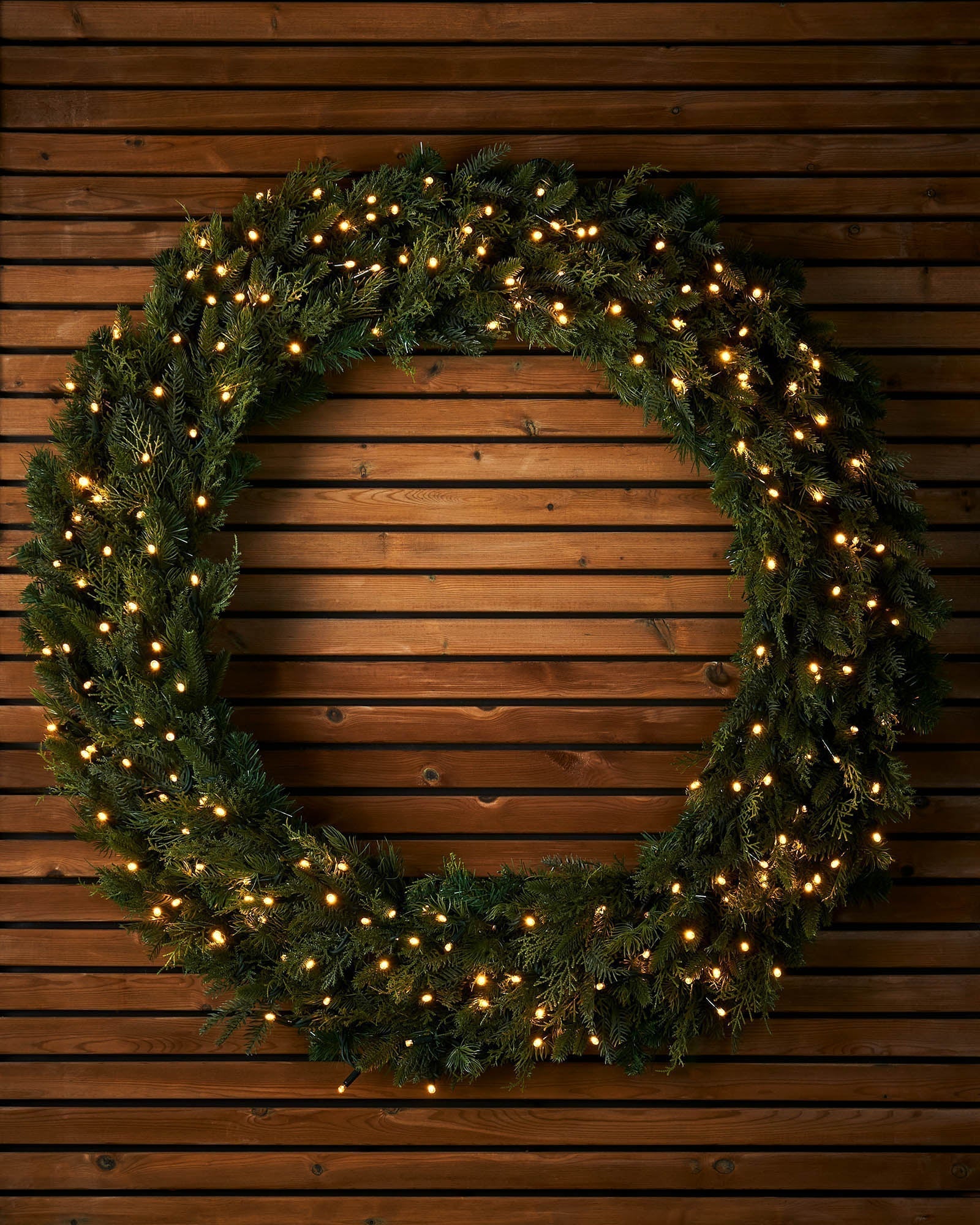 Pro Series Connectable Pre-Lit Natural Fir Wreath, 1.2 m