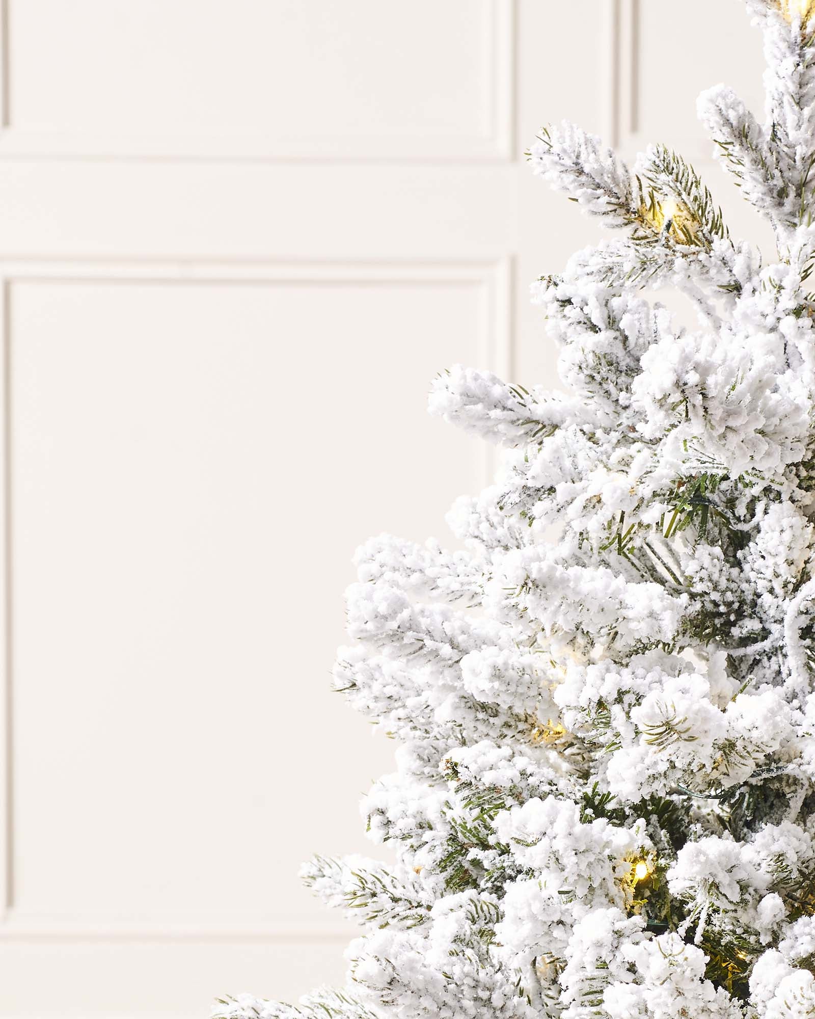 This 3 ft Pre-Lit Snow Flocked Potted Christmas Tree is a wonderful and enchanting addition to your holiday decor. With 179 mixed tips, it adds depth and realism to your festive display, making it look like a natural tree dusted with snow. The tree is covered with non-toxic snow flock, creating a winter wonderland scene that will brighten up your home.
The tree comes with 80 warm white micro LEDs, providing a warm and cosy glow to your Christmas decor. It requires 3 x AA batteries (not included), allowing