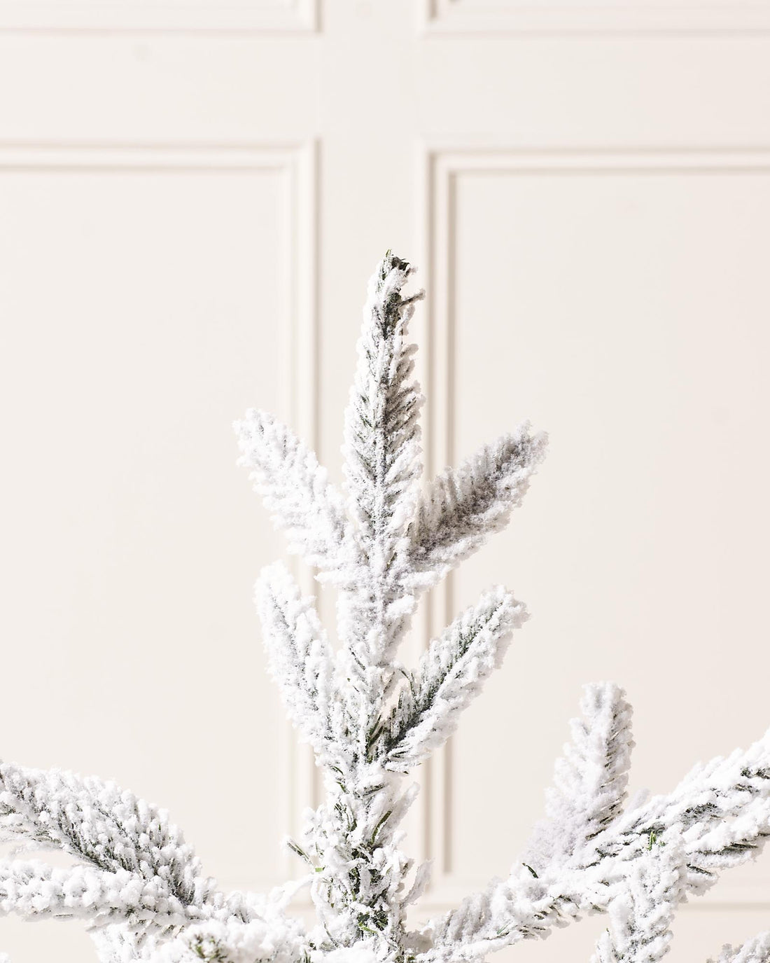 A 2-foot tall artificial Christmas tree featuring 184 snow-flocked PE tips and a natural brown hessian-wrapped base. Compact and elegant, perfect for smaller spaces and festive decorating with a rustic, wintry charm.