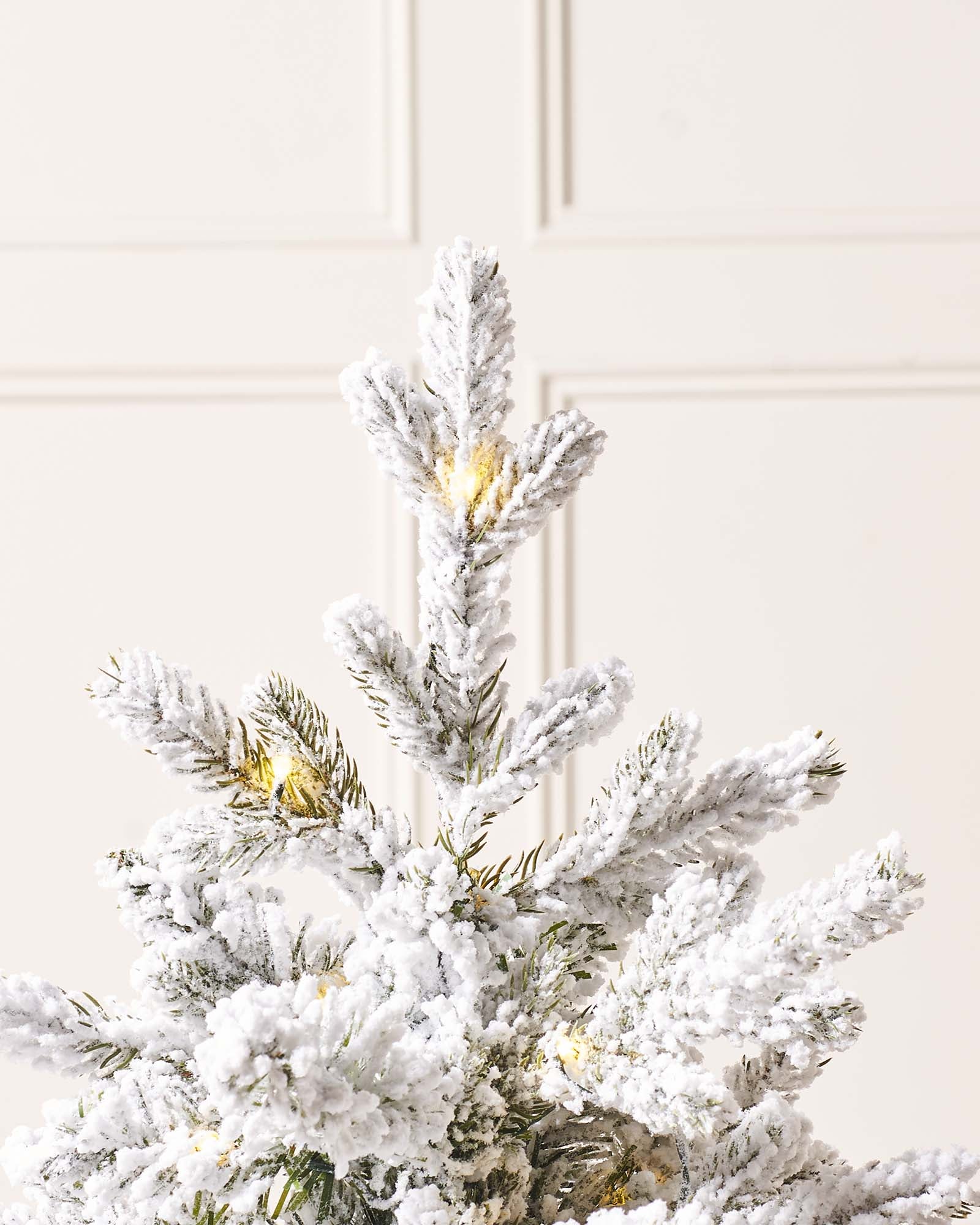 This 3 ft Pre-Lit Snow Flocked Potted Christmas Tree is a wonderful and enchanting addition to your holiday decor. With 179 mixed tips, it adds depth and realism to your festive display, making it look like a natural tree dusted with snow. The tree is covered with non-toxic snow flock, creating a winter wonderland scene that will brighten up your home.
The tree comes with 80 warm white micro LEDs, providing a warm and cosy glow to your Christmas decor. It requires 3 x AA batteries (not included), allowing