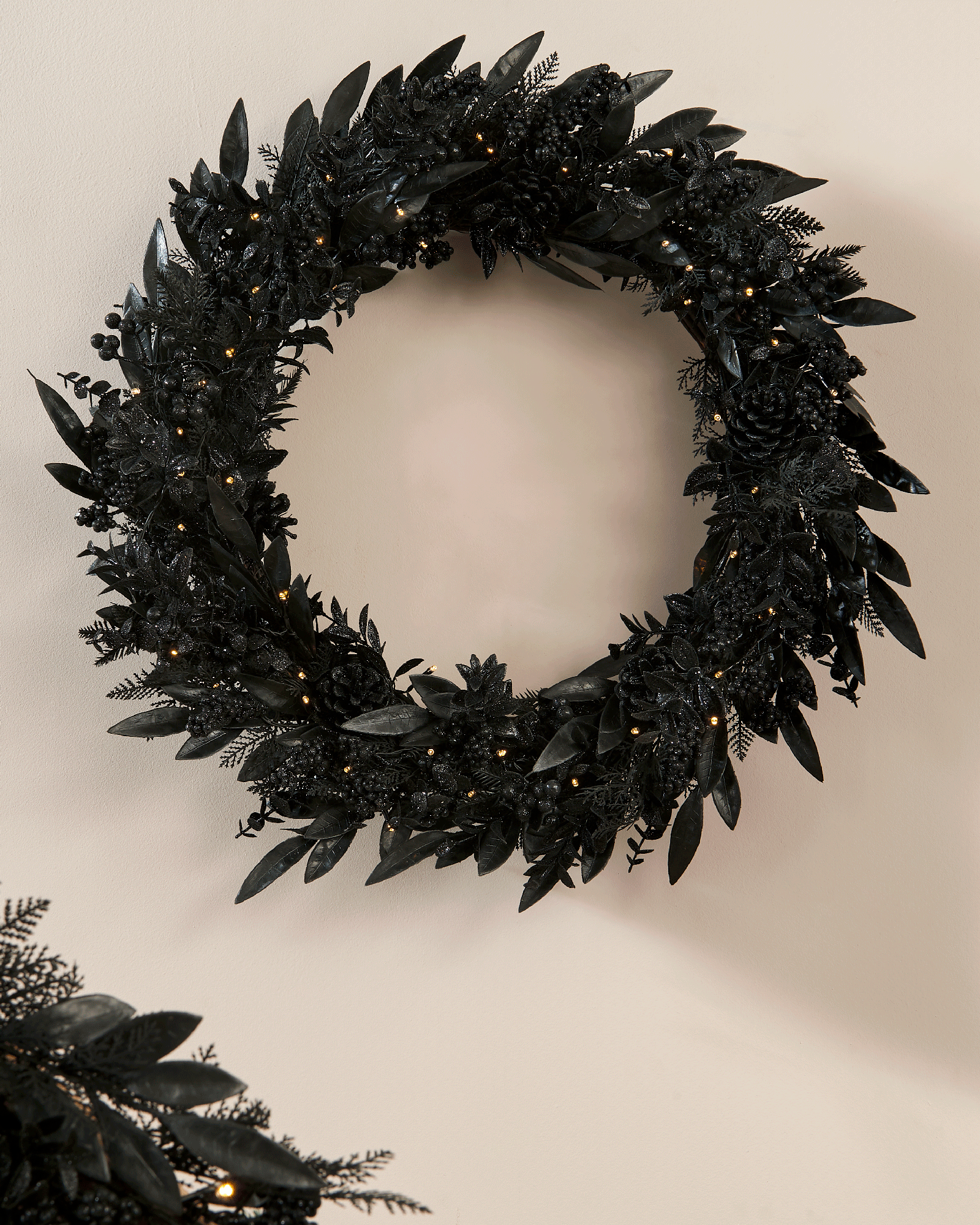 Pre-Lit Mixed Pine Black Wreath, 76 cm