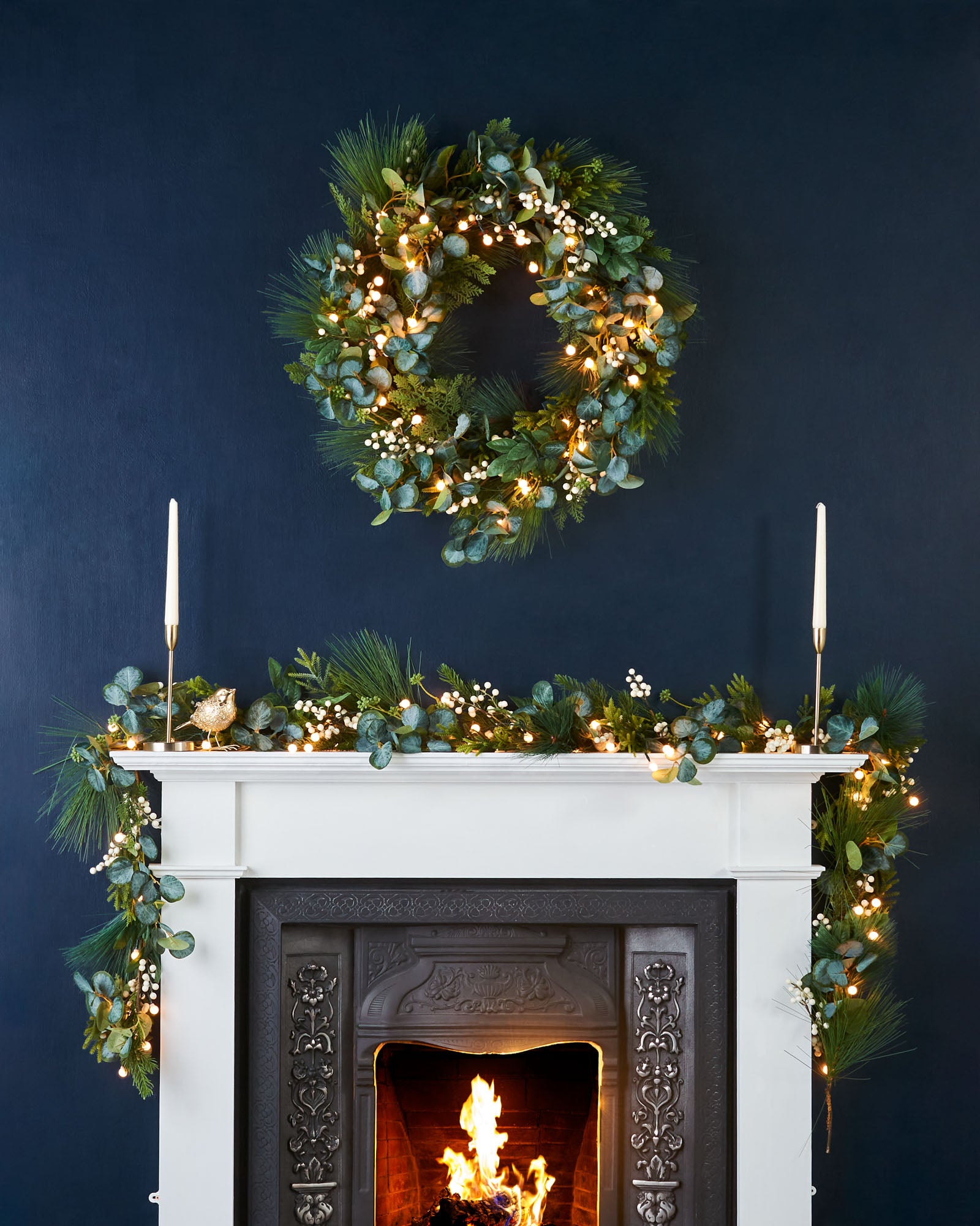 Pre-Lit Decorated Wreath, Berries & Eucalyptuses, 76 cm