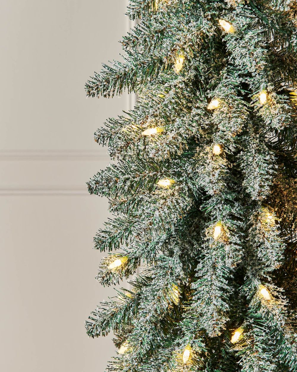 Snow-Flocked vs Non-Flocked – Which Christmas Tree is Right for You?