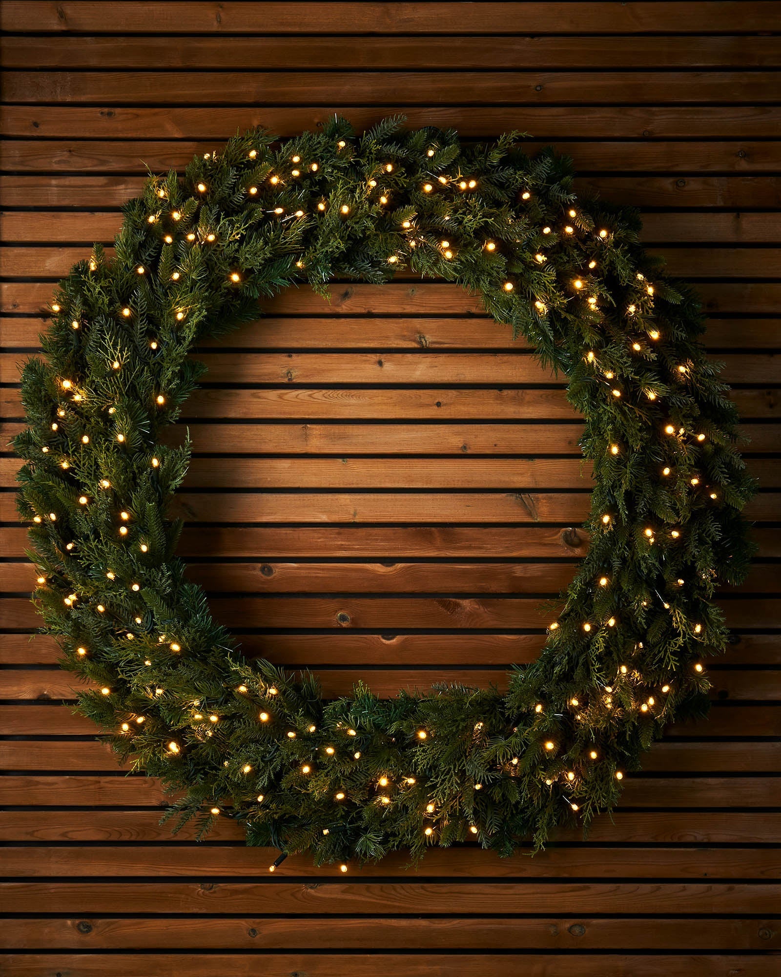 240v Pro Series  Connectable Pre-Lit Natural Fir Wreath, 1.2 m