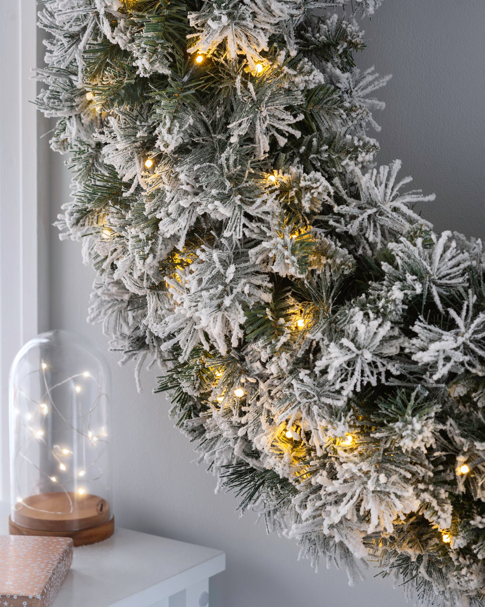 Pre-Lit Snow-Flocked Majestic Wreath, 1 m