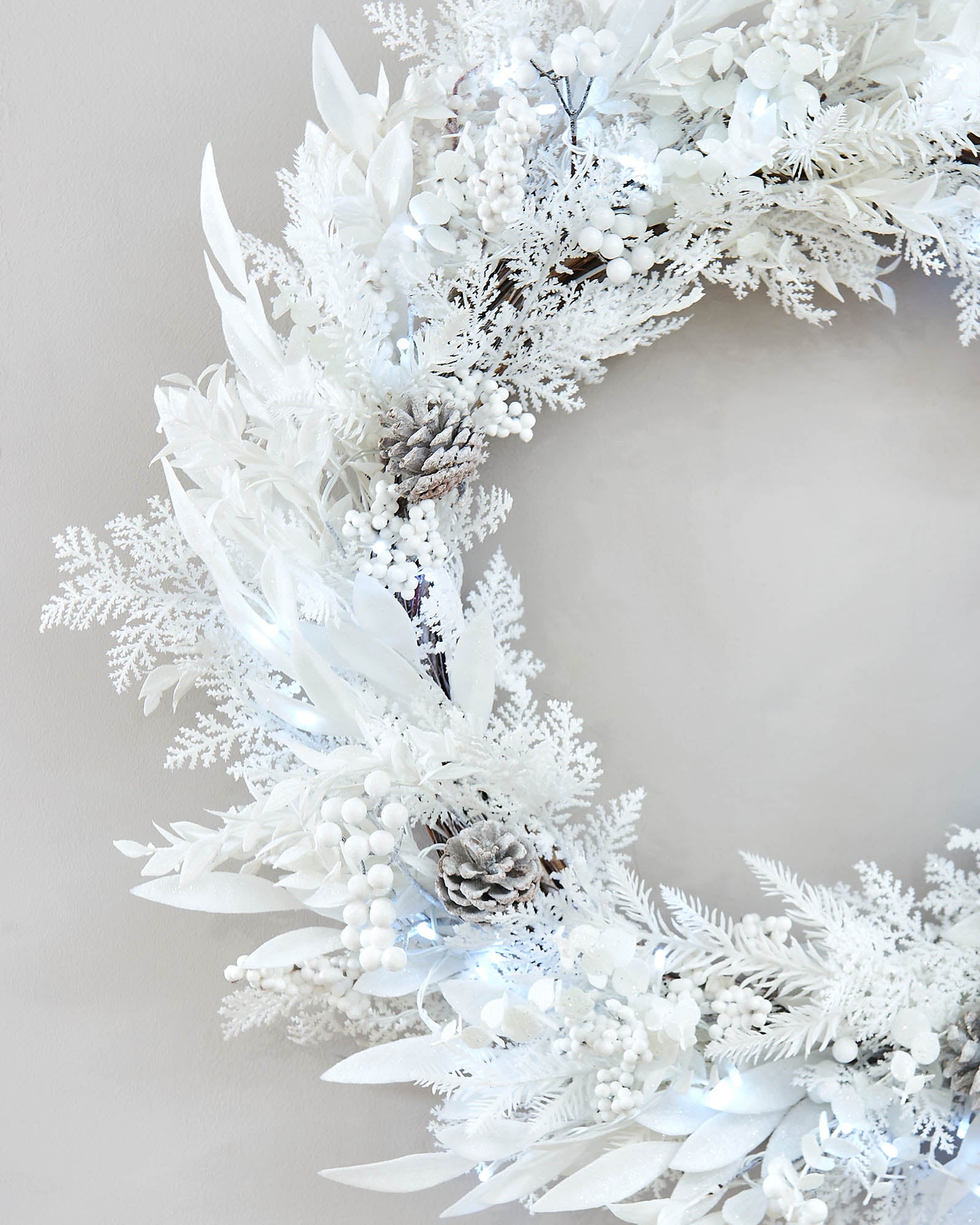 Pre-Lit White Wreath, 76 cm