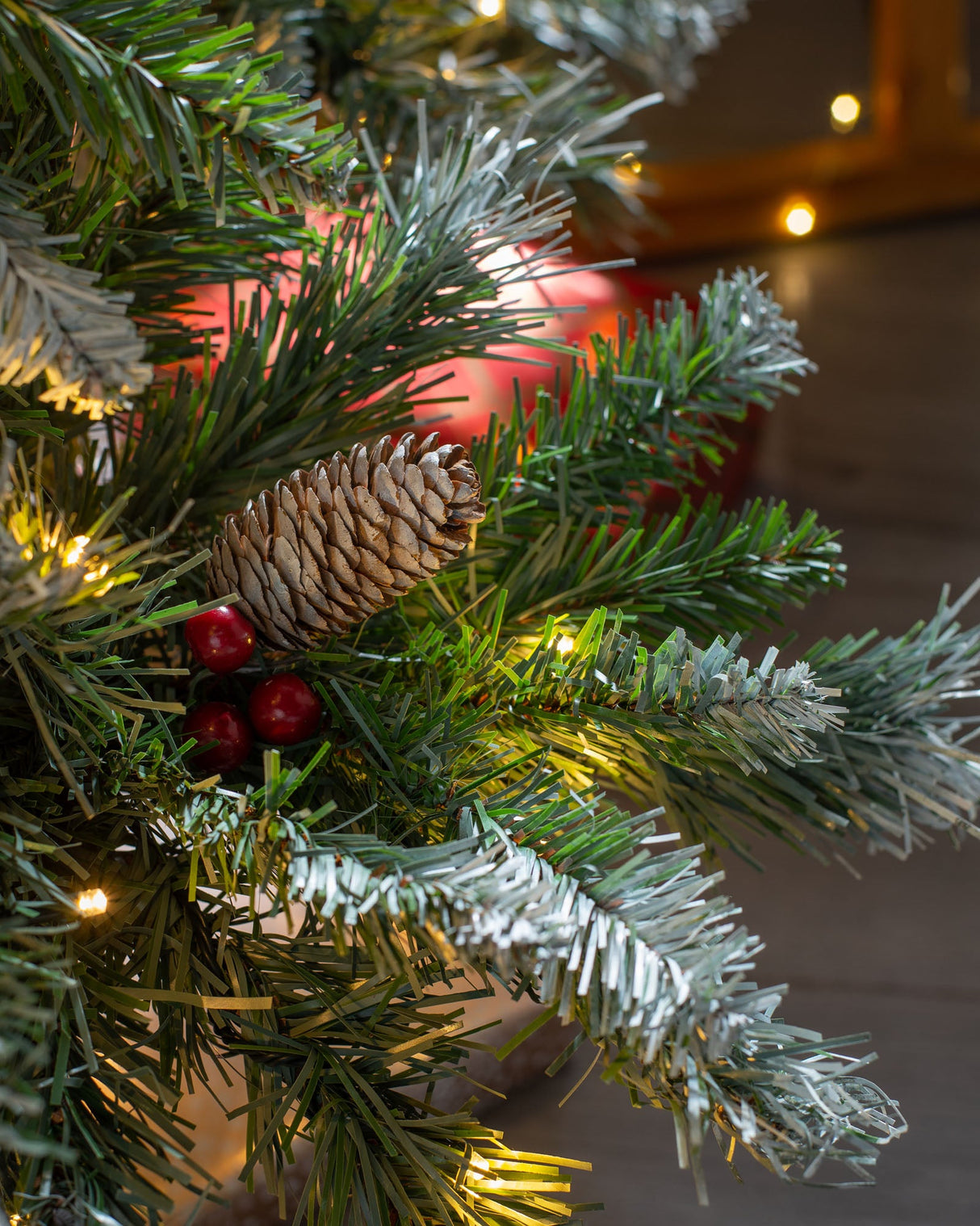 Pre-Lit Scandinavian Spruce Pinecones & Berries Christmas Tree, 7 ft