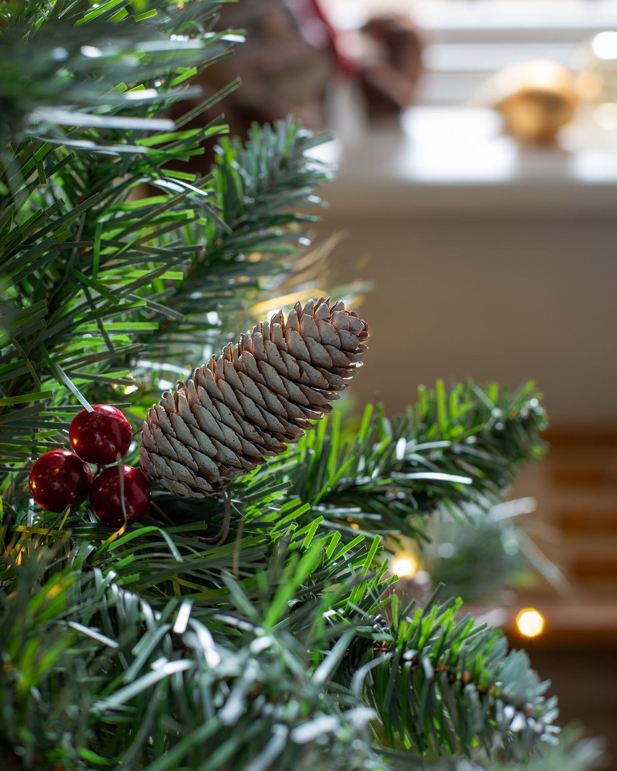 Pre-Lit Scandinavian Spruce Pinecones & Berries Christmas Tree, 5 ft