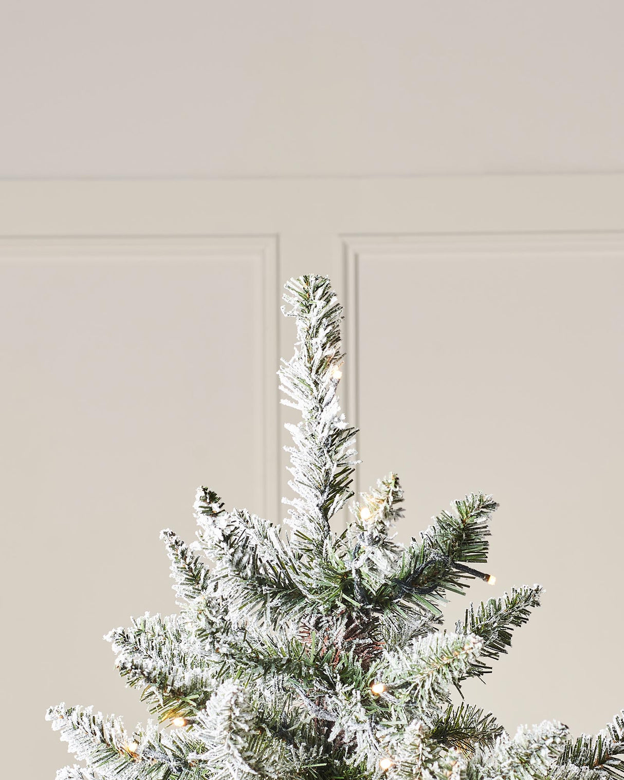 Pre-Lit Full Bodied Snow Flocked Christmas Tree, 5 ft