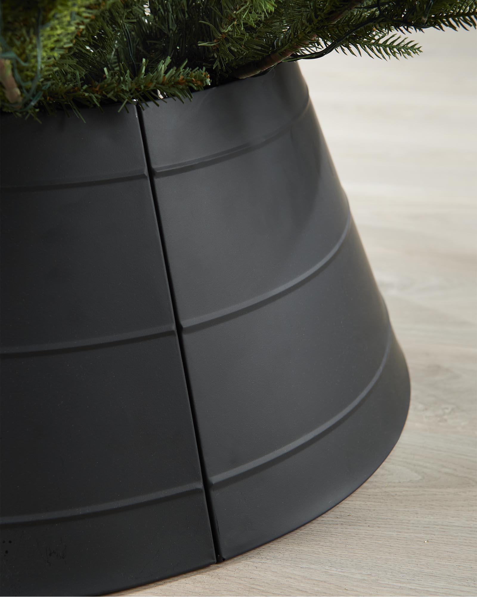 Metal Tree Collar, Black, 66 cm
