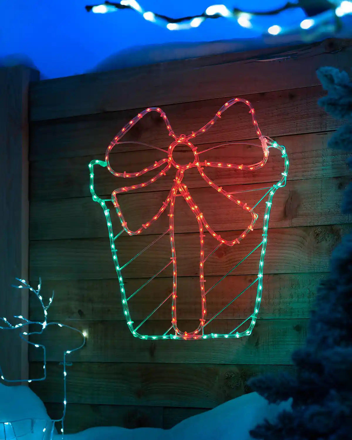 50 cm pre-lit giftbox rope light glowing in an outdoor Christmas display