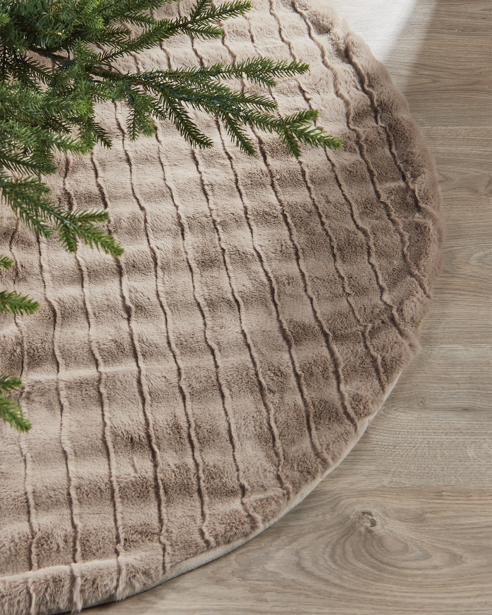 Faux Fur Tree Skirt with Bows, Mocha, 132 cm