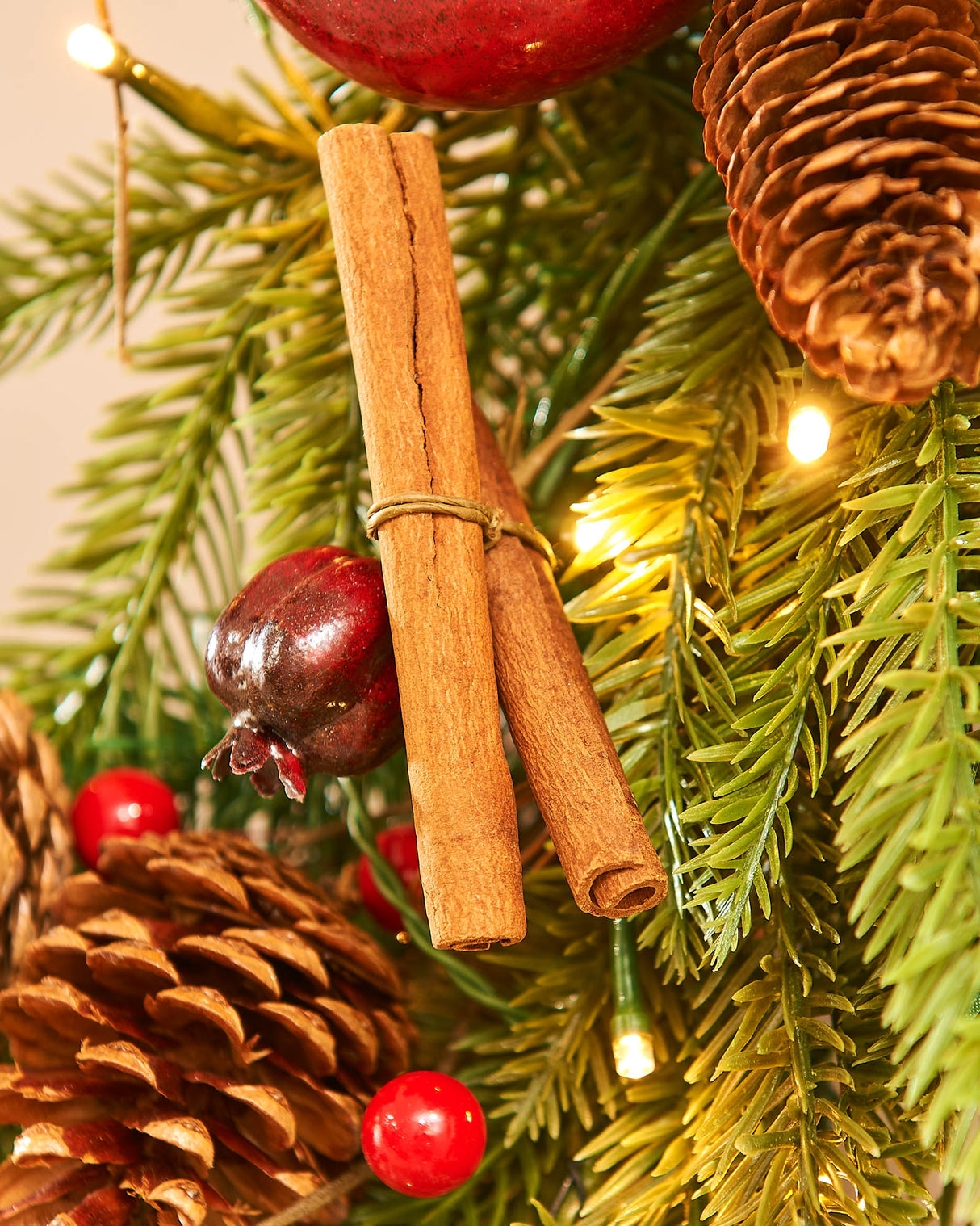 Pre-Lit Decorated Wreath, Apples & Cinnamon Sticks, 76 cm