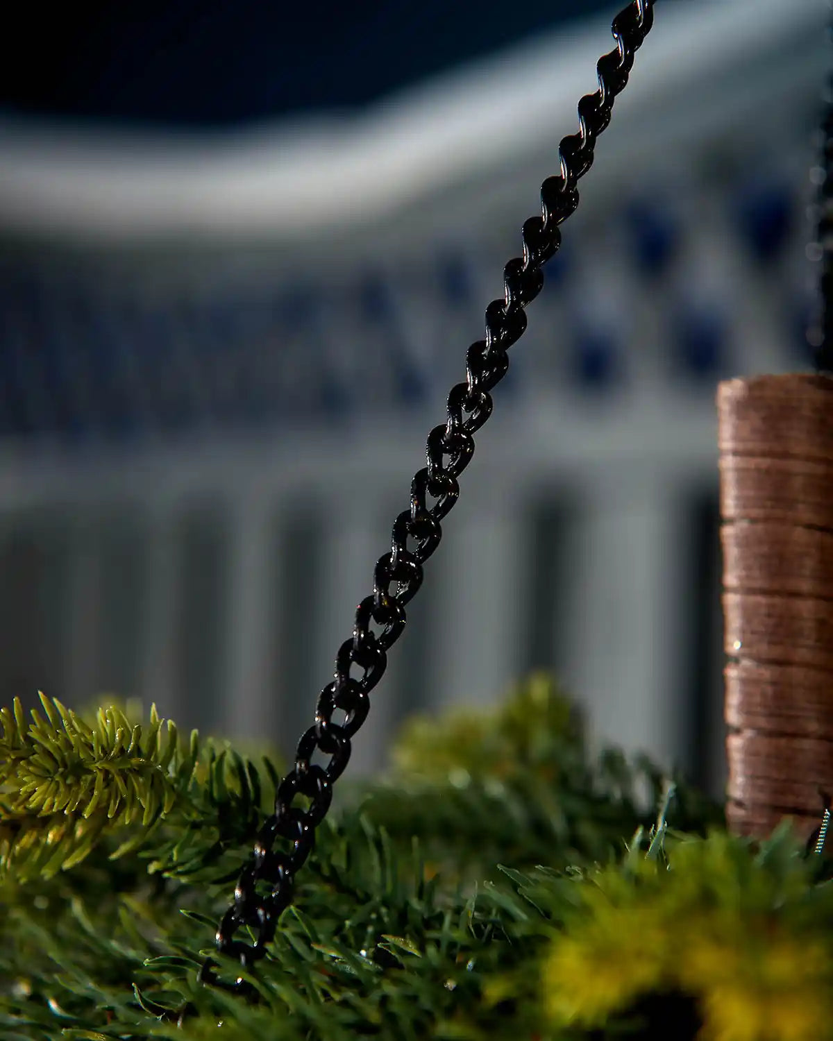 Close-up of the black hanging chain on a pre-lit 60cm teardrop swag.