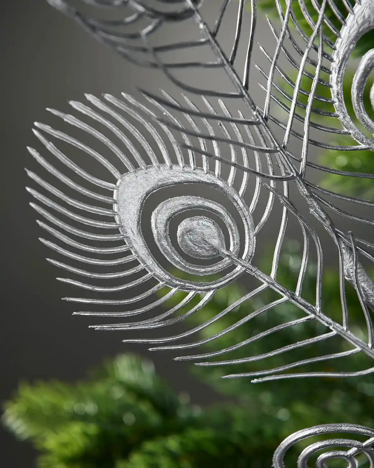 Close-up of the feather detailing on the 62 cm silver artificial pick