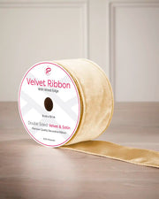 9 m roll of 6 cm latte double-sided wired velvet ribbon with velvet and satin finishes.

