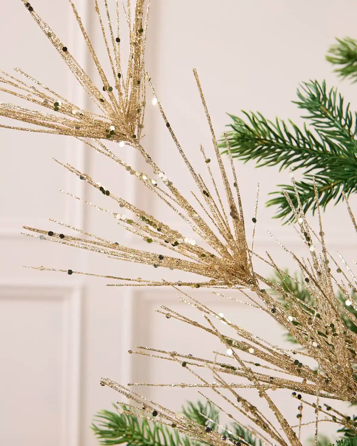 Close-up of the Latte Glitter Firework Spray, showing thin glitter-covered stems
