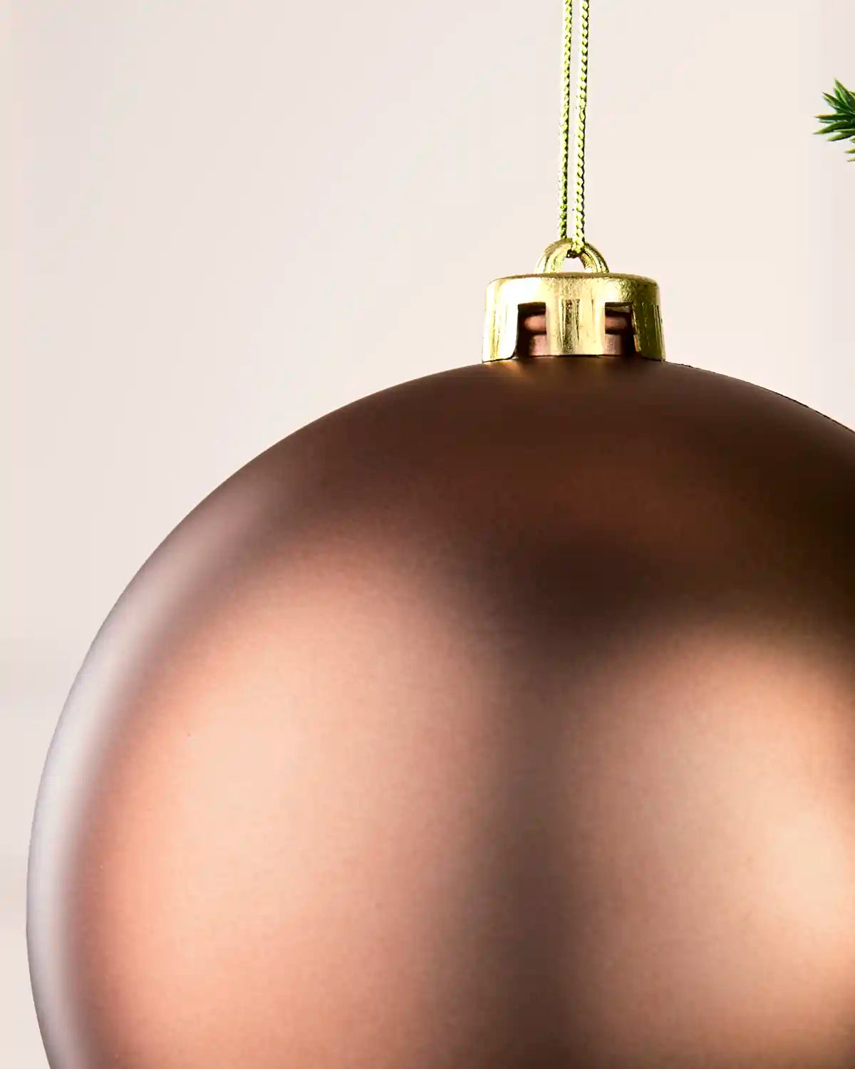 Detailed close-up of the Matt 15 cm Espresso shatterproof bauble with its gold cap and matching hanging string.