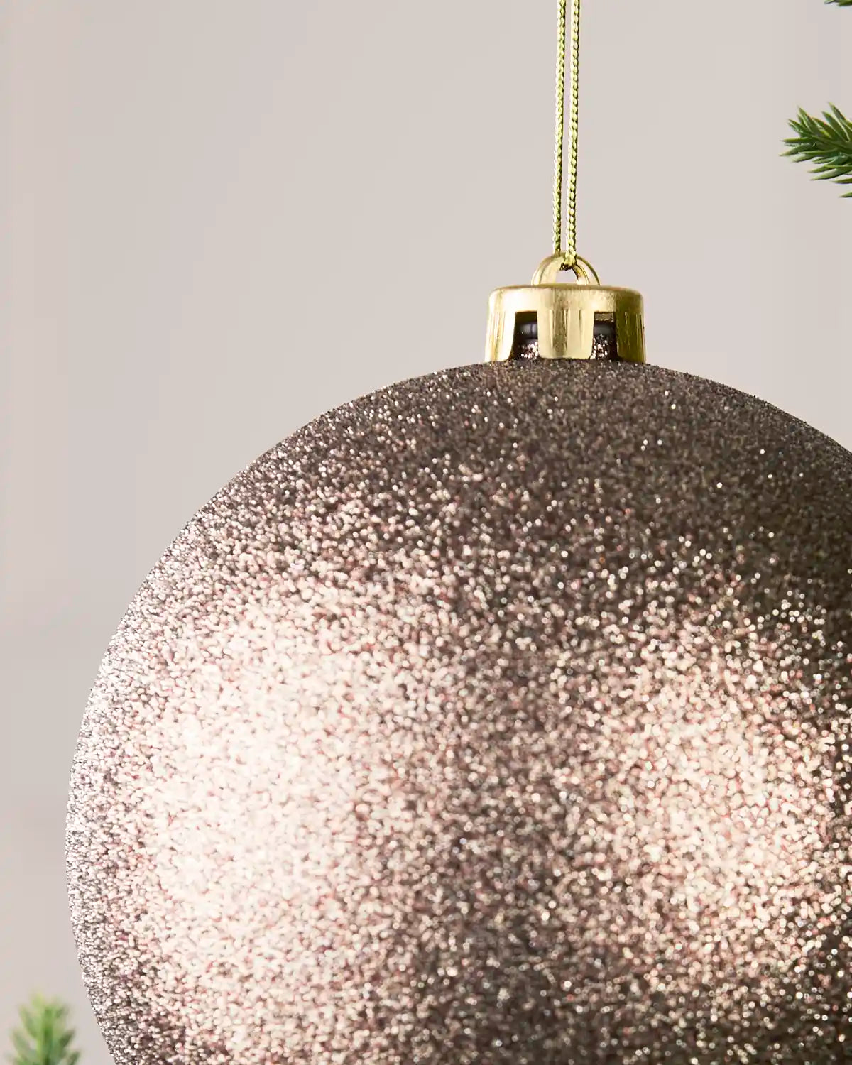 Detailed close-up of the Matt 15 cm Glitter shatterproof bauble with its gold cap and matching hanging string.
