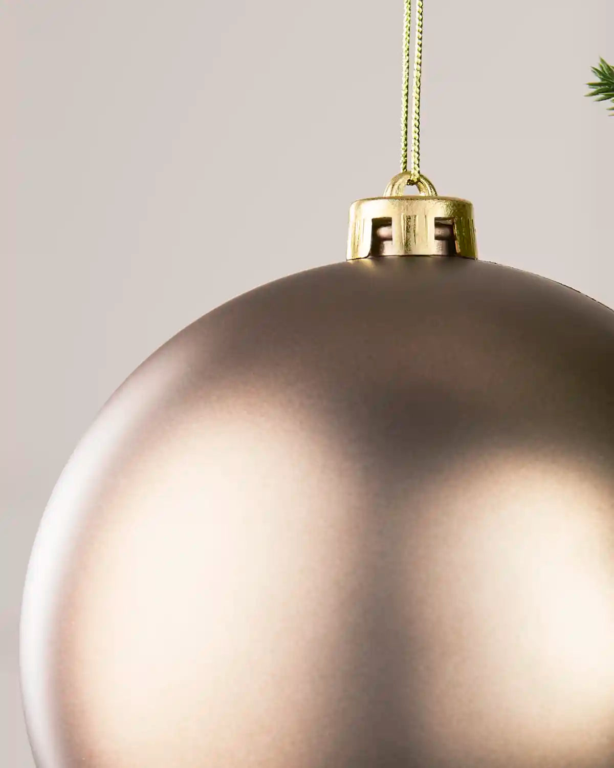 Detailed close-up of the Matt 15 cm Shiny shatterproof bauble with its gold cap and matching hanging string.
