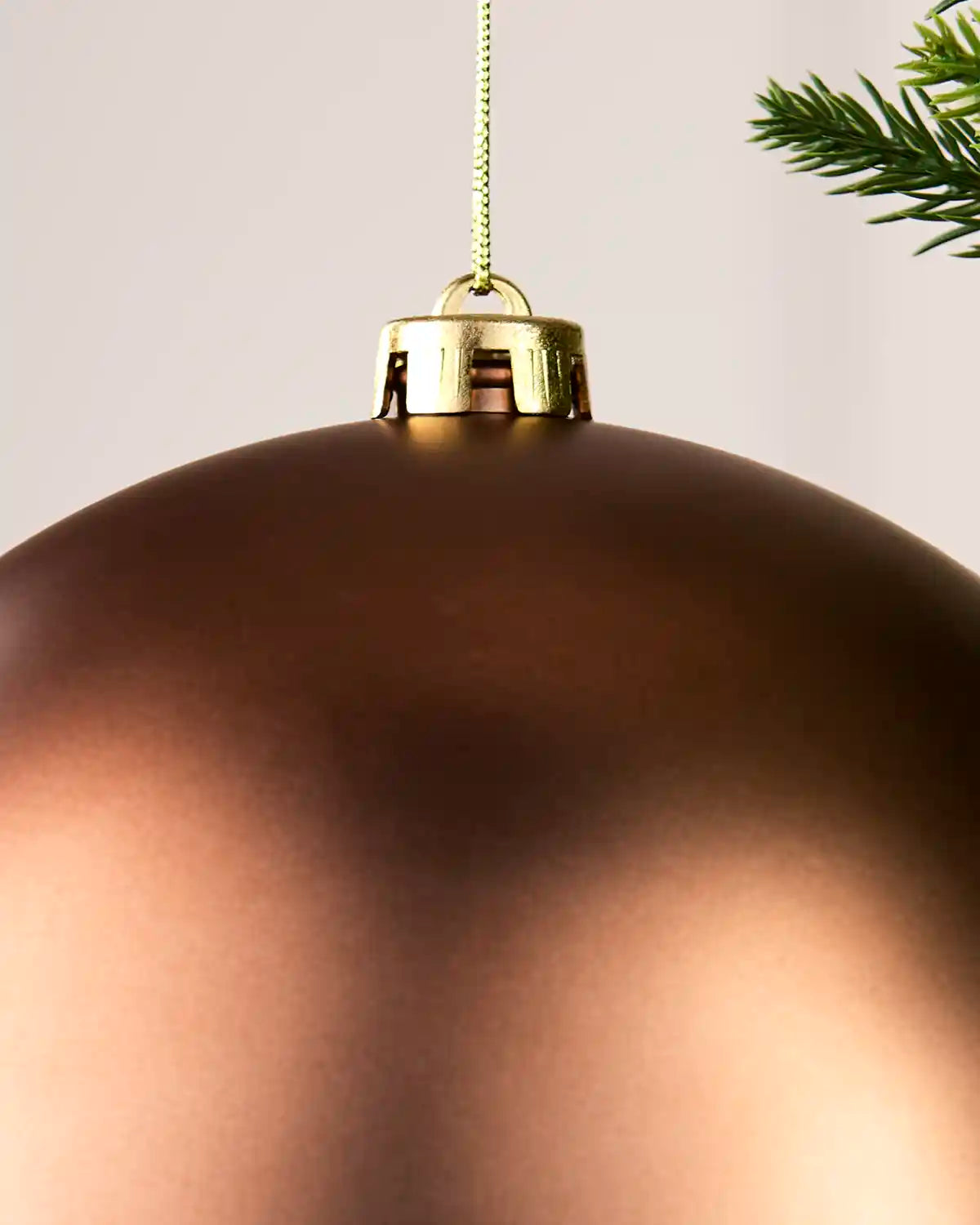 Detailed close-up of the Matt 20 cm Espresso shatterproof bauble with its gold cap and matching hanging string.