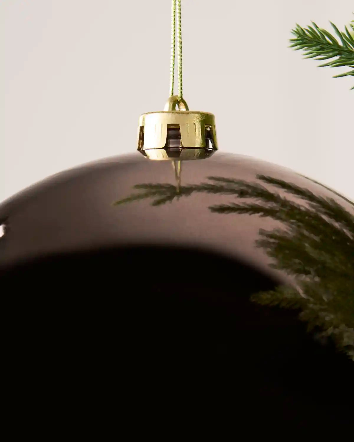 Detailed close-up of the Matt 20 cm Shiny shatterproof bauble with its gold cap and matching hanging string.