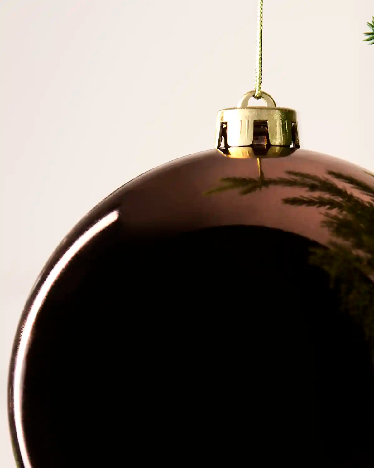 Detailed close-up of the Shiny 15 cm Espresso shatterproof bauble with its gold cap and matching hanging string.