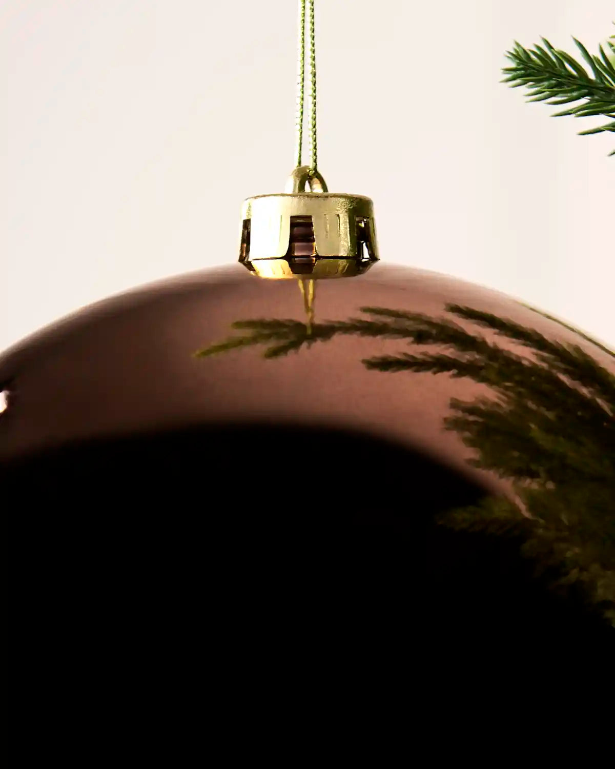 Detailed close-up of the Shiny 20 cm Espresso shatterproof bauble with its gold cap and matching hanging string.