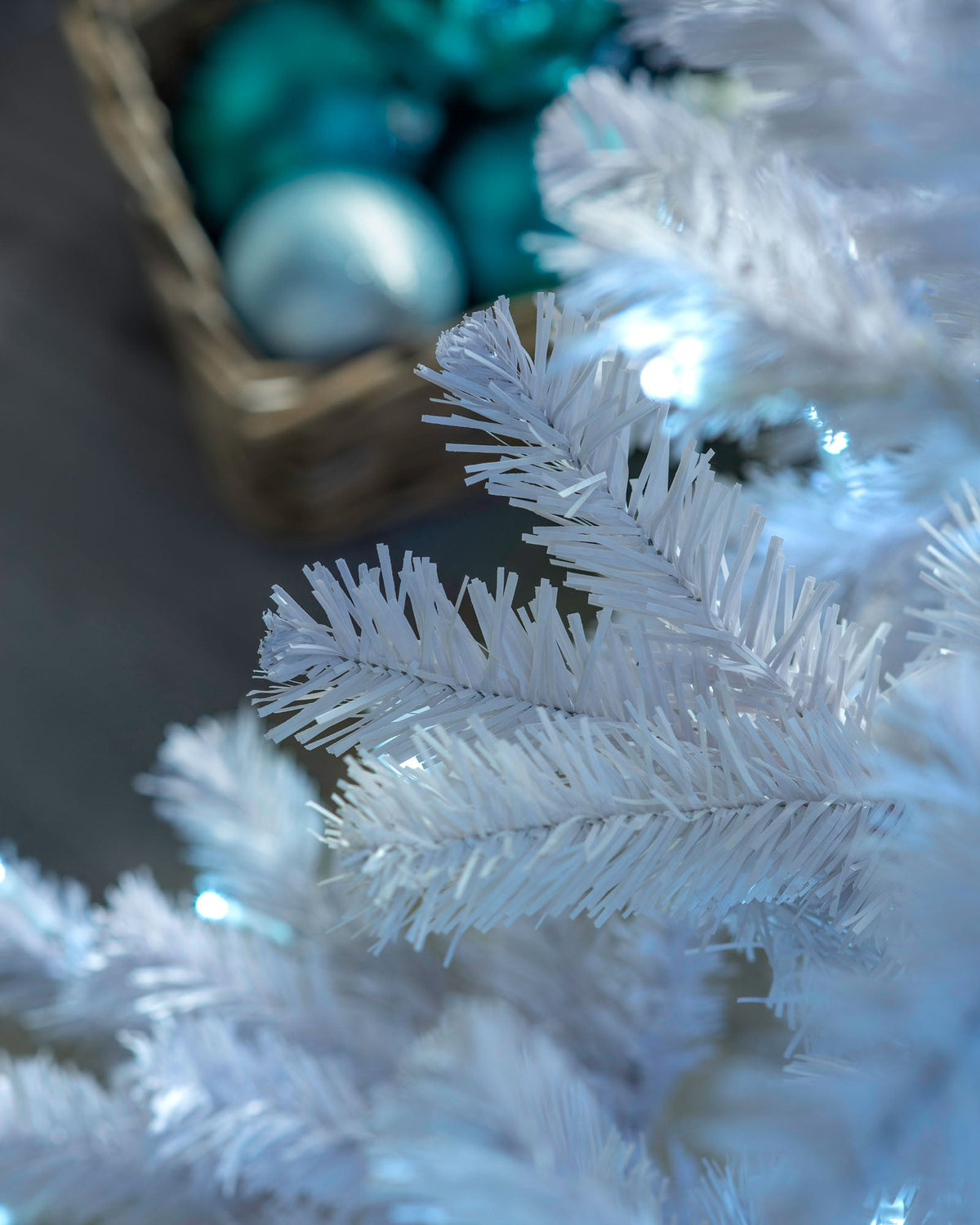 Pre-lit Deluxe White Pine Christmas tree with 350 ice white LED lights, 8 lighting functions, and 1291 mixed PE and PVC tips—featuring a full 137 cm spread for indoor or outdoor festive displays.