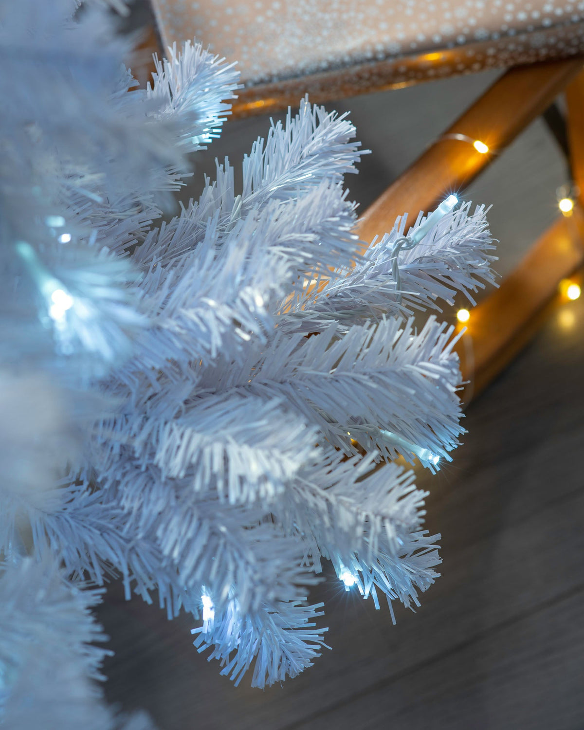 Pre-lit Deluxe White Pine Christmas tree with 350 ice white LED lights, 8 lighting functions, and 1291 mixed PE and PVC tips—featuring a full 137 cm spread for indoor or outdoor festive displays.
