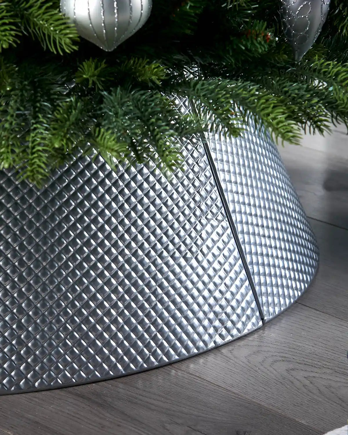 Side view of the Quilted Metal Tree Collar, Silver, 71 cm with a Christmas tree and Silver baubles