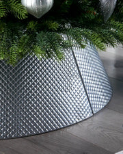 Side view of the Quilted Metal Tree Collar, Silver, 71 cm with a Christmas tree and Silver baubles