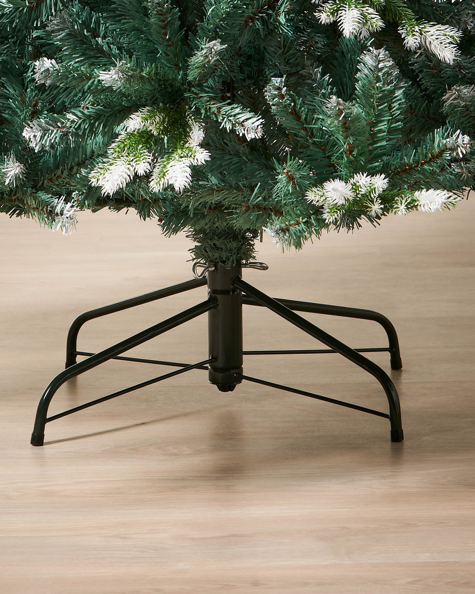 Evergreen Snow Flocked Tip Christmas Tree, 7 ft