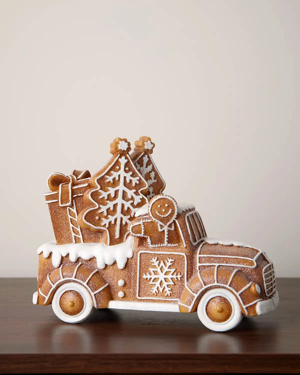 21cm gingerbread car decoration with icing-style details, Christmas trees, a present and gingerbread figure.