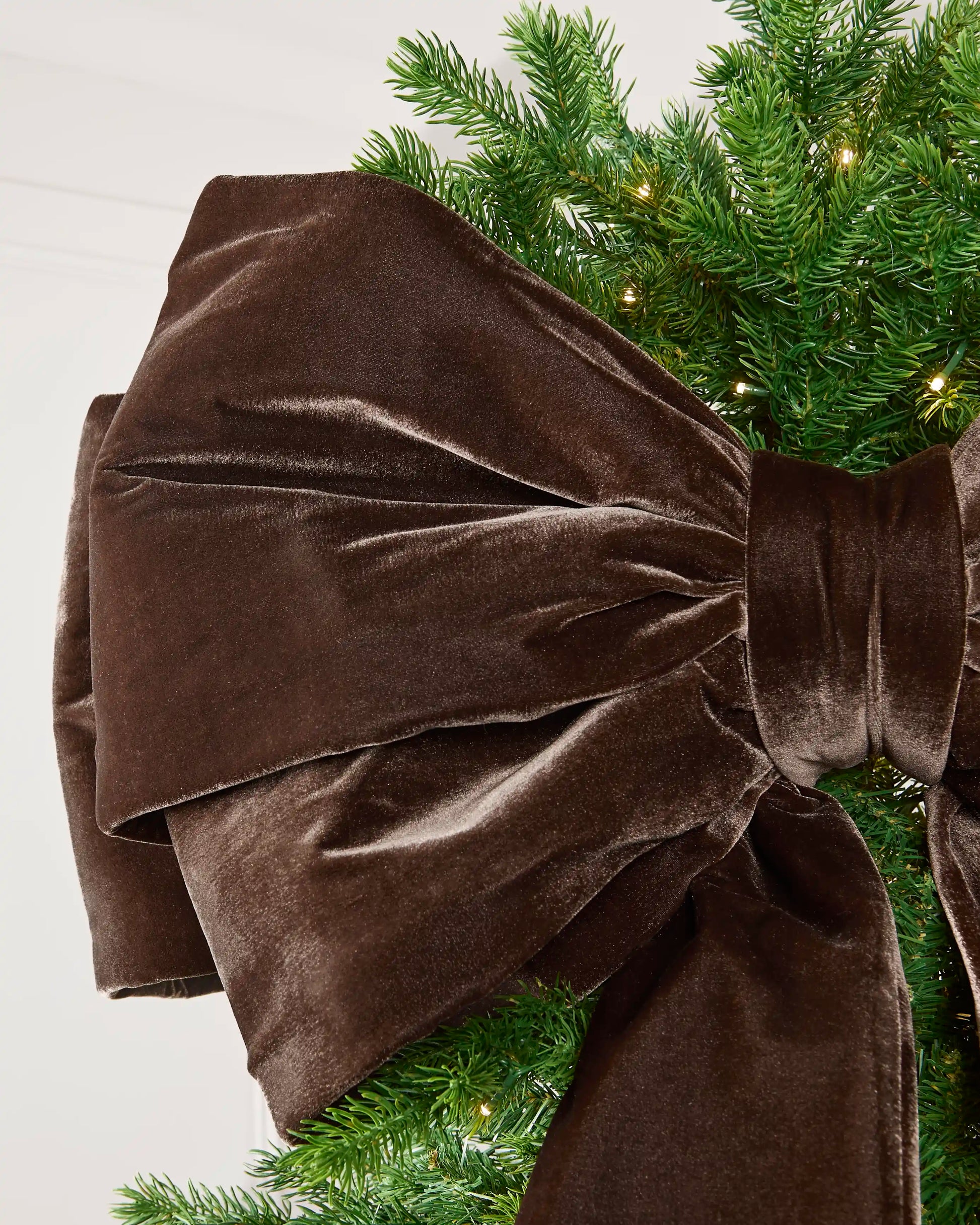 Close-up of the 140 cm espresso velvet Christmas bow showing its layered loops and plush texture.