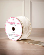 9 m roll of 6 cm latte double-sided wired velvet ribbon with velvet and satin finishes.