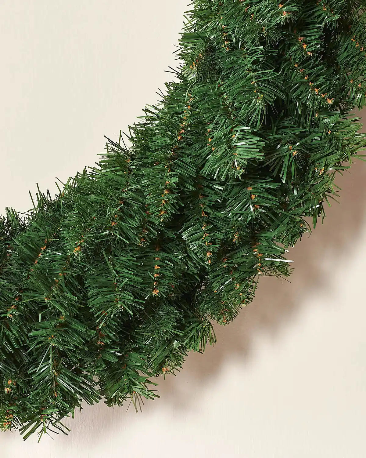 Detail view of the 1 m majestic wreath with full green PVC tips
