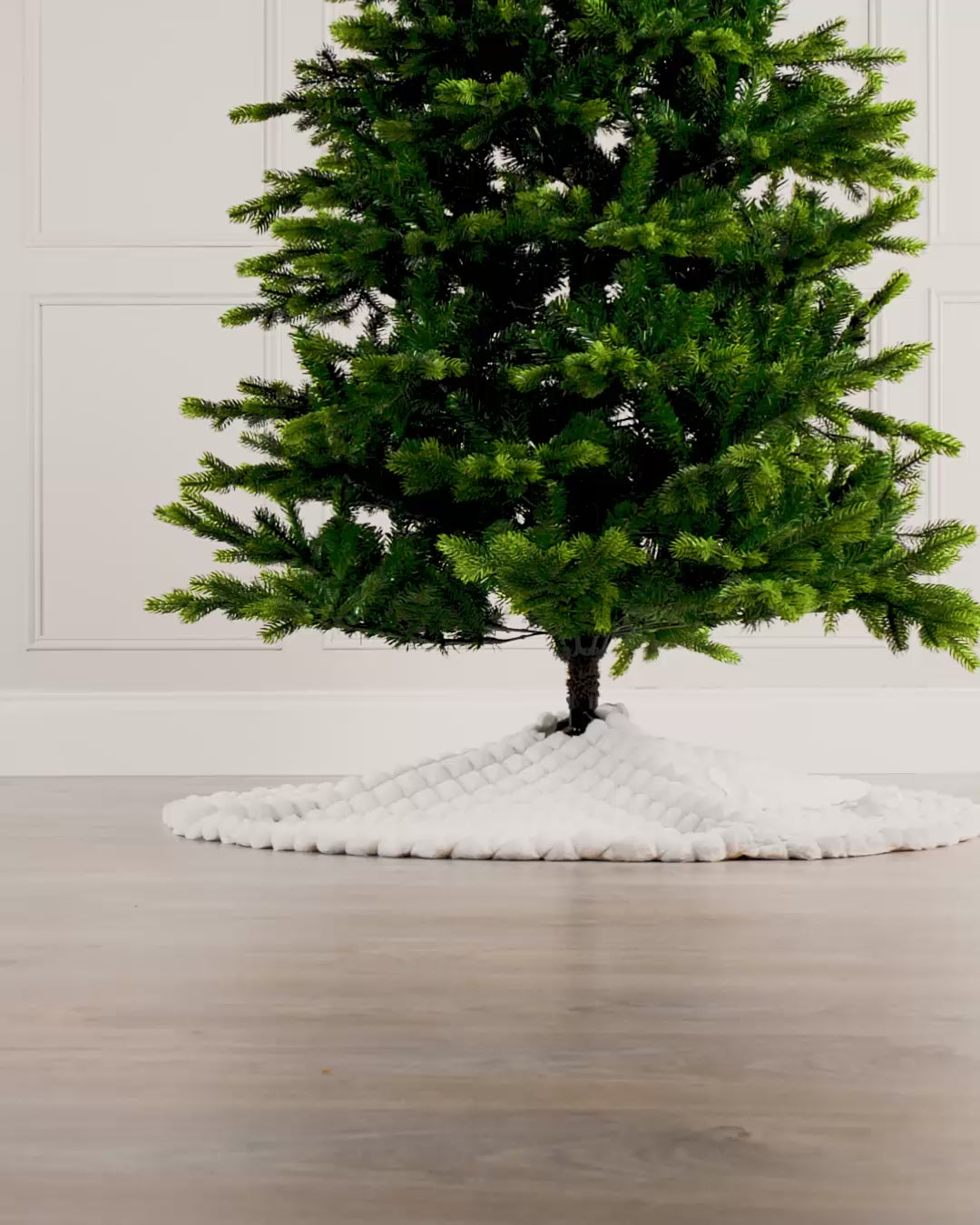 Load video: Faux Fur Diamond Tree Skirt, White, 122 cm