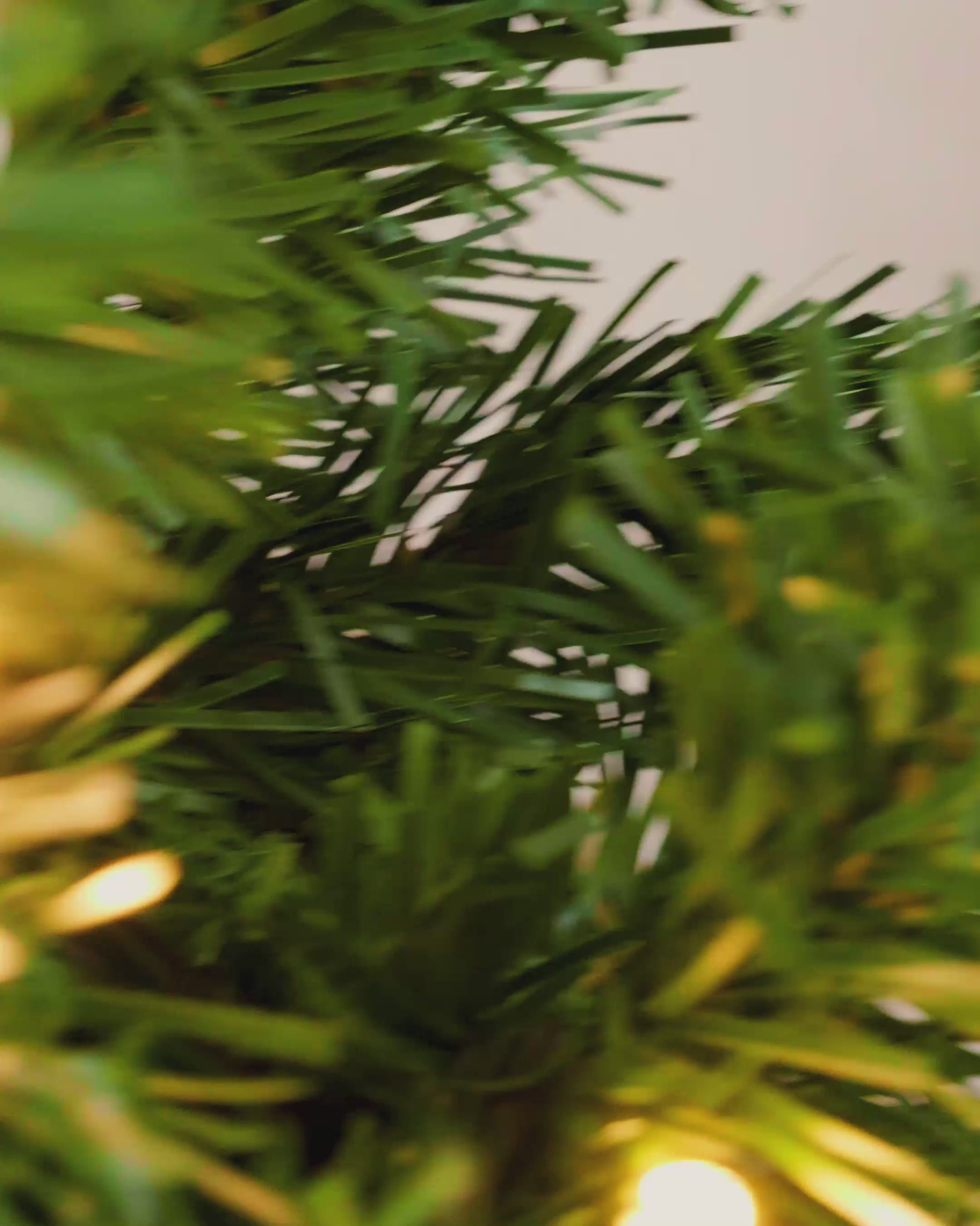 Load video: Pre-Lit Natural Mixed Tip Wreath, 60 cm