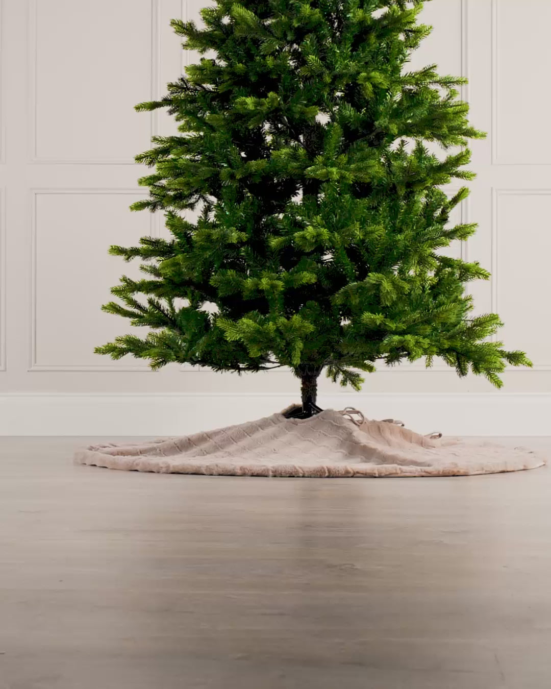Load video: Faux Fur Tree Skirt with Bows, Mocha, 132 cm