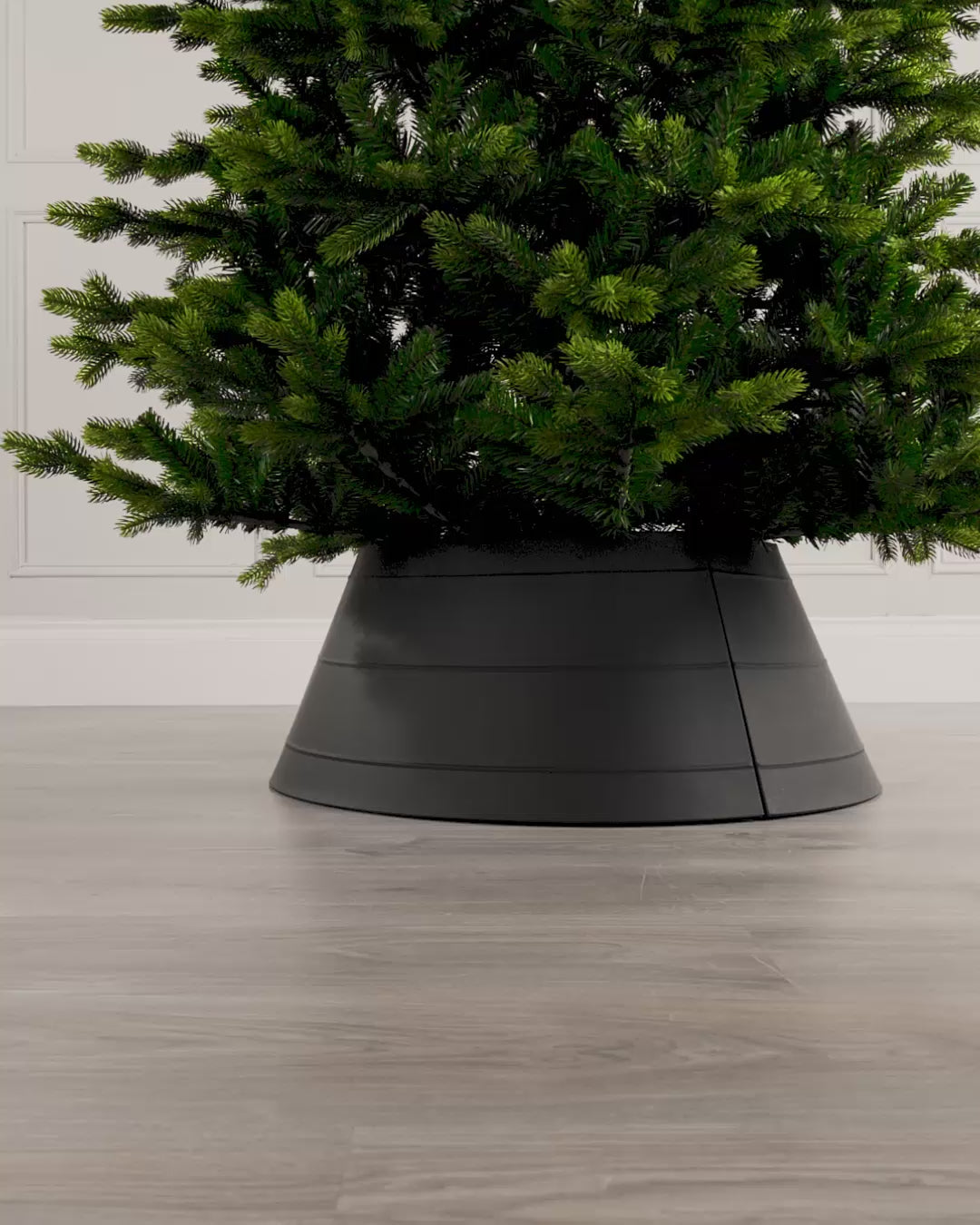 Load video: Metal Tree Collar, Black, 66 cm