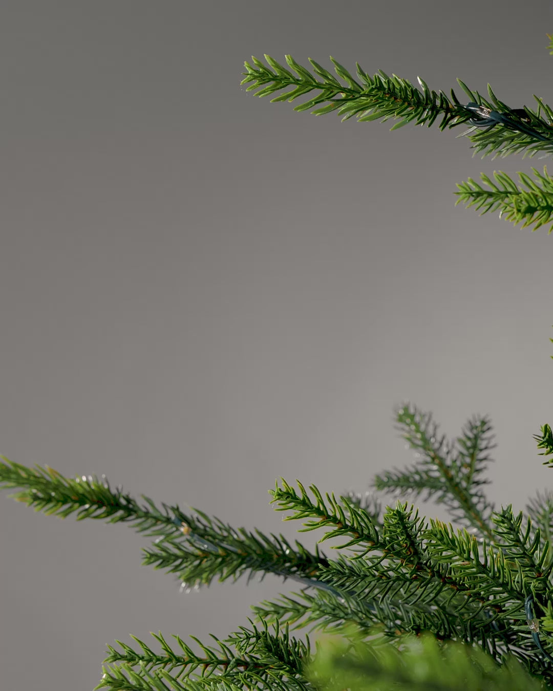 Load video: Set of 50 Shatterproof Baubles, Gold