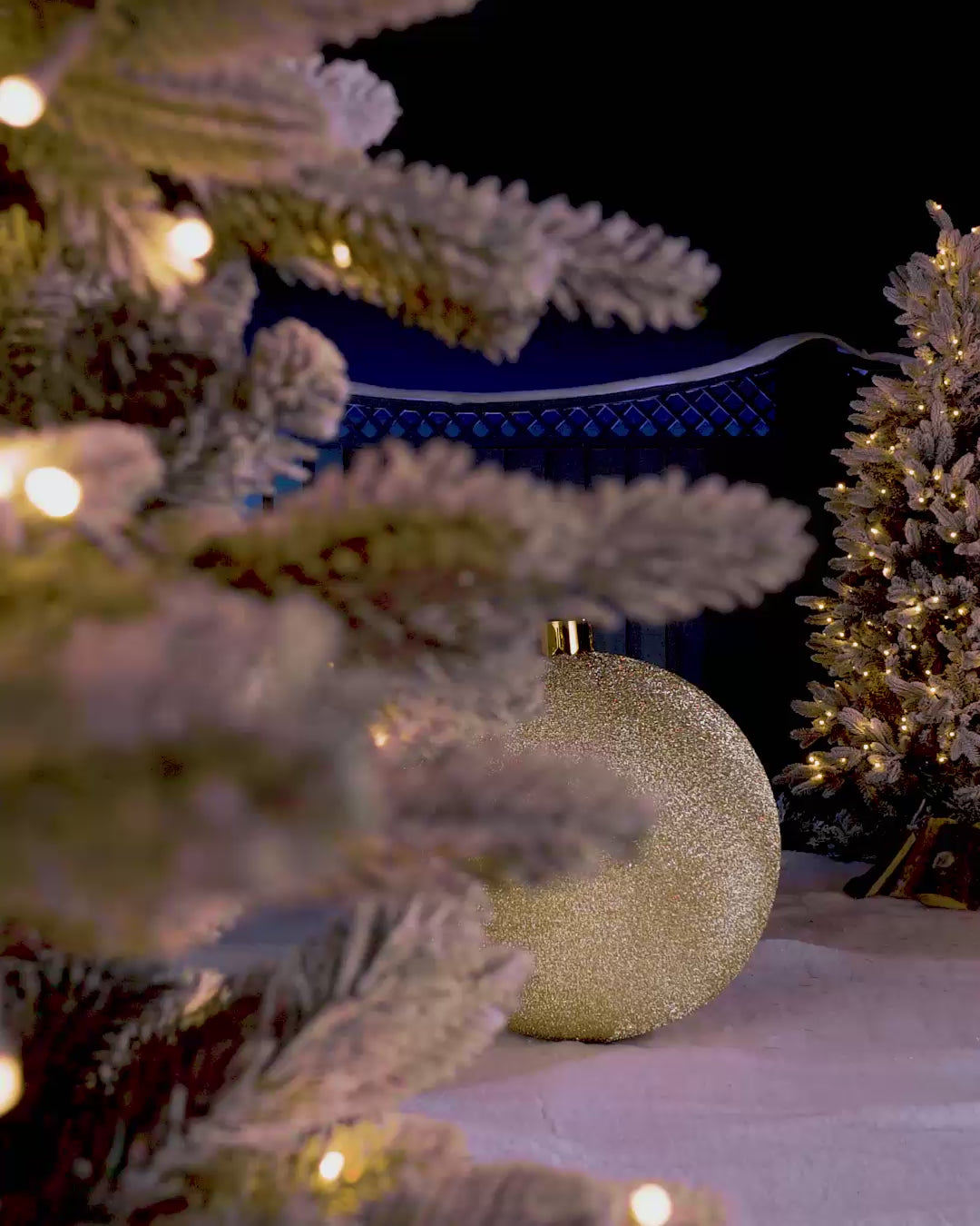 Load video: Inflatable Tinsel Christmas Bauble, Gold, 66 cm