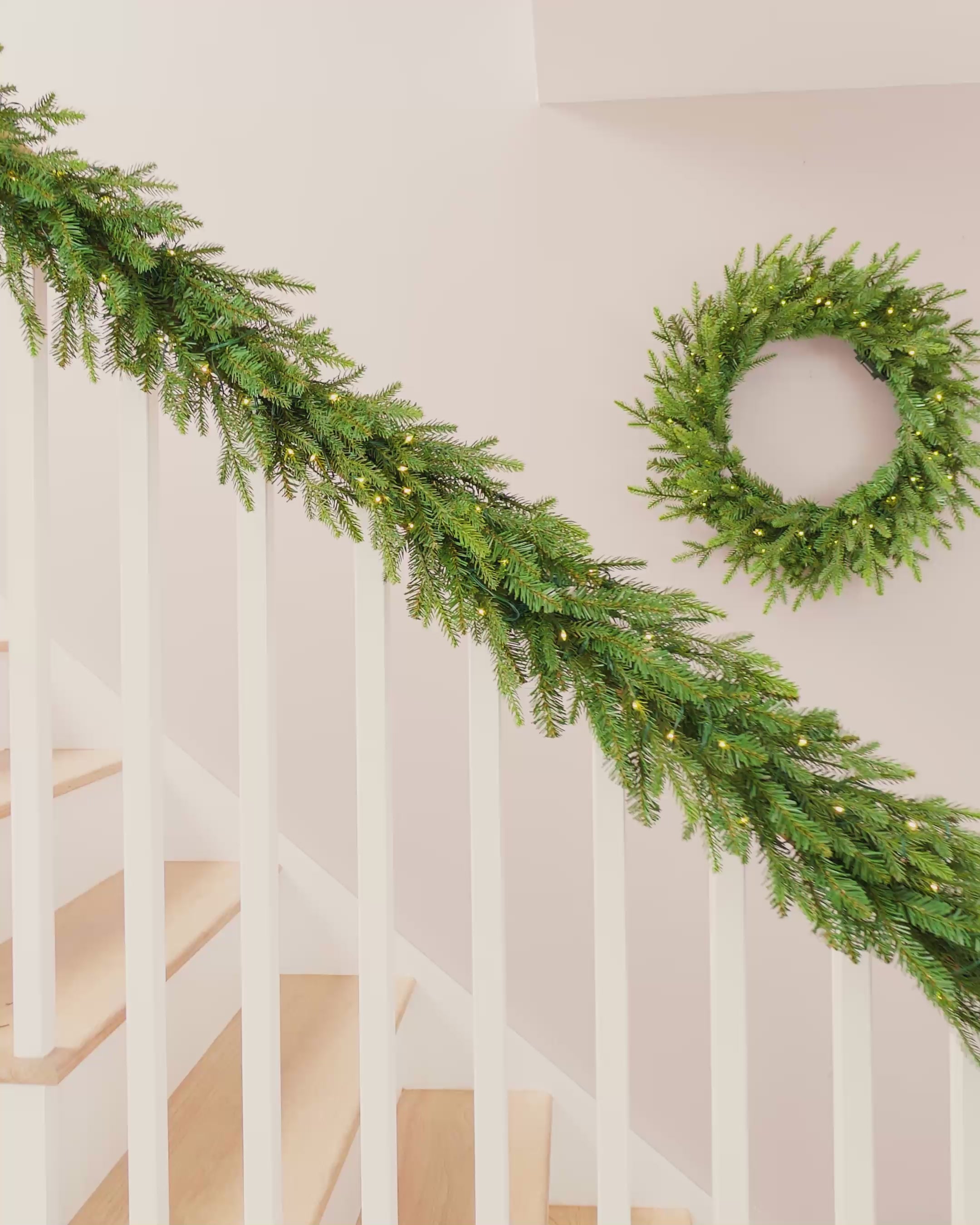 Load video: Pre-Lit Multi-Function Douglas Fir Wreath, 60 cm