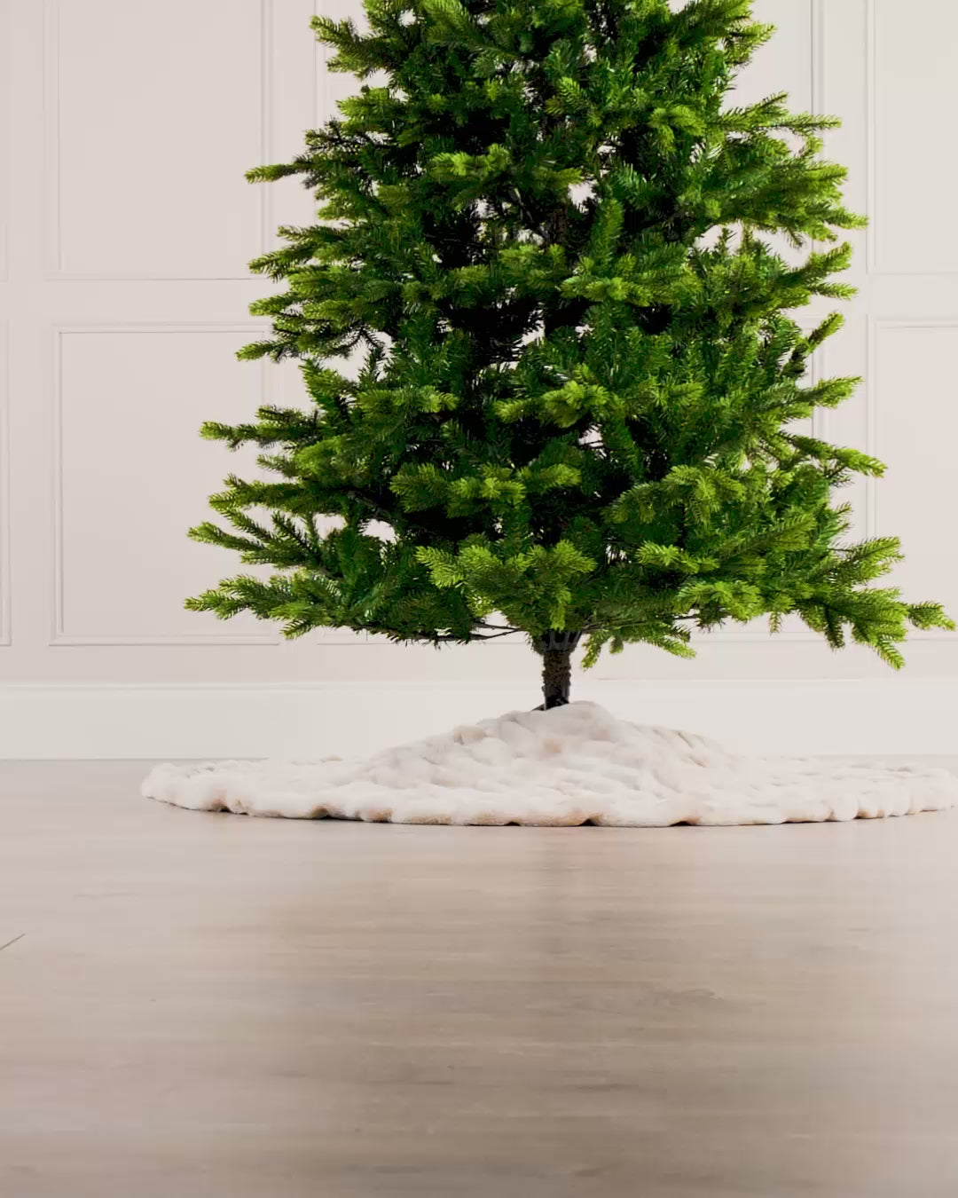 Load video: Faux Two Toned Tree Skirt, 132 cm