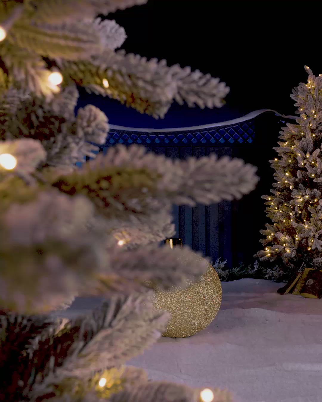 Load video: Inflatable Tinsel Christmas Bauble, Gold, 45 cm