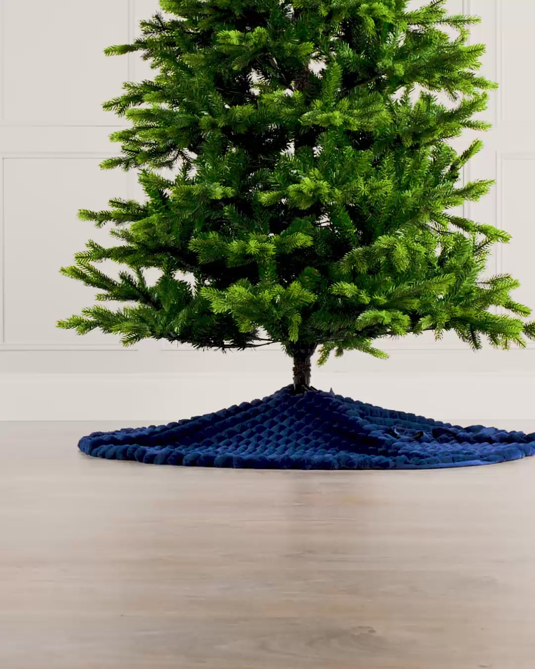 Load video: Faux Fur Diamond Tree Skirt, Navy Blue, 122 cm