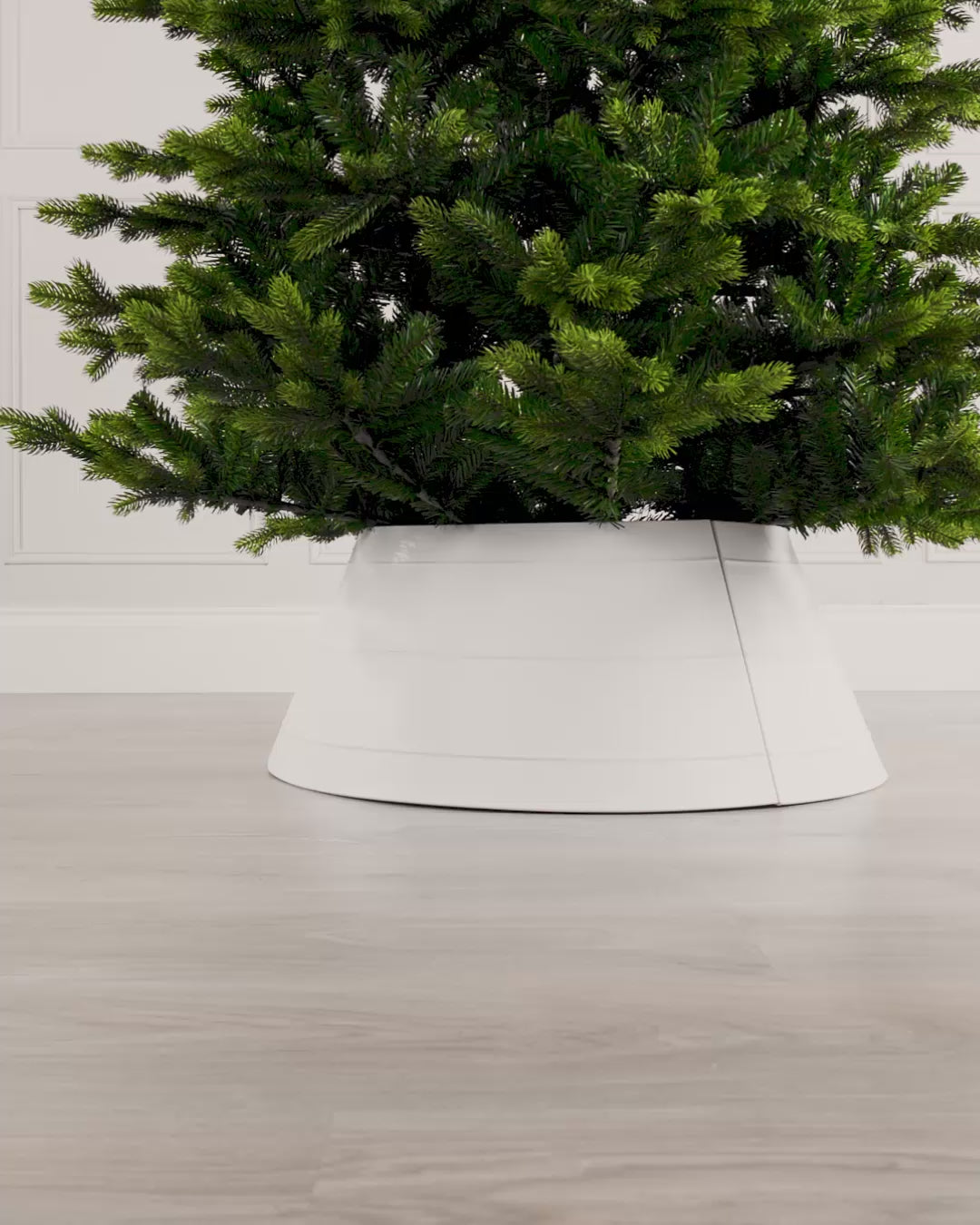 Load video: Metal Tree Collar, White, 71 cm