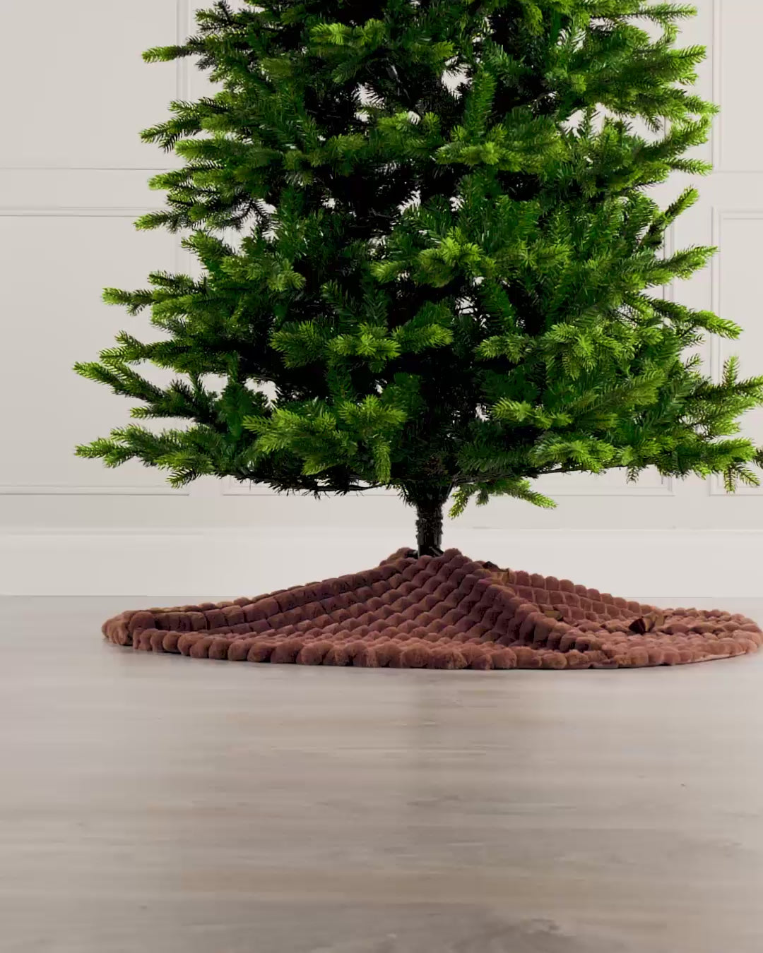 Load video: Faux Fur Diamond Tree Skirt, Espresso, 122 cm