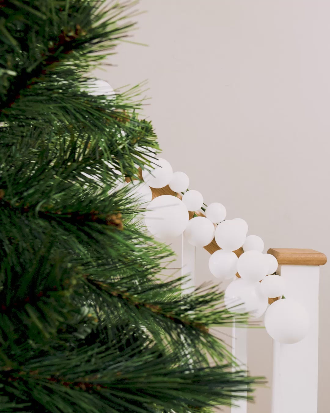 Load video: White Bauble Garland, 9 ft